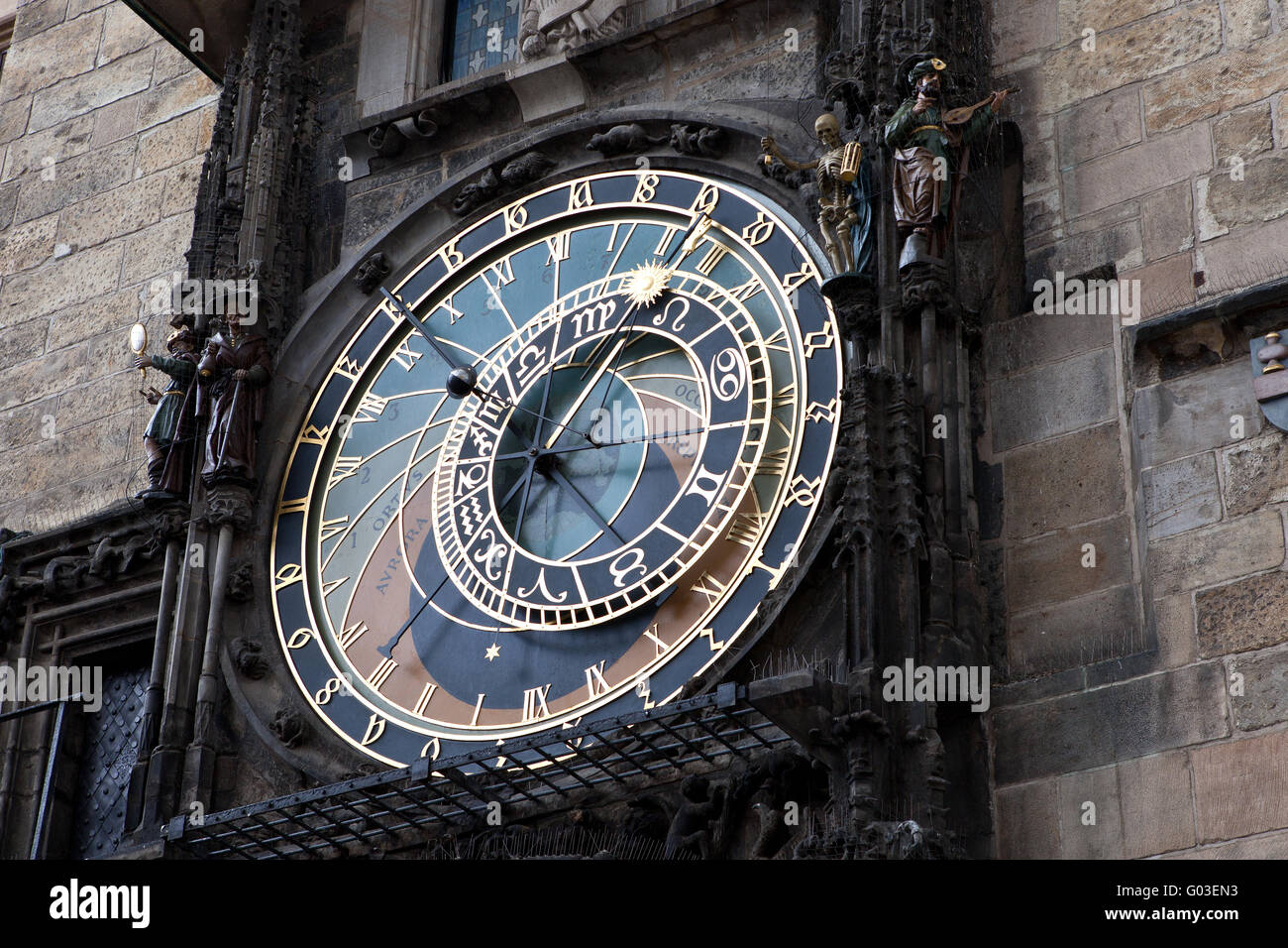 Famoso antiguo reloj astronómico medieval en Praga Foto de stock