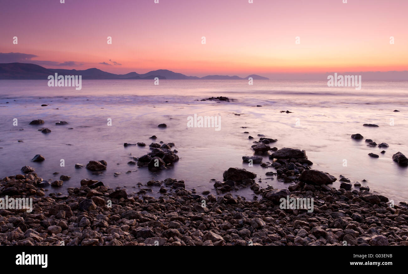 Colorido amanecer en la costa rocosa del mar Negro Foto de stock