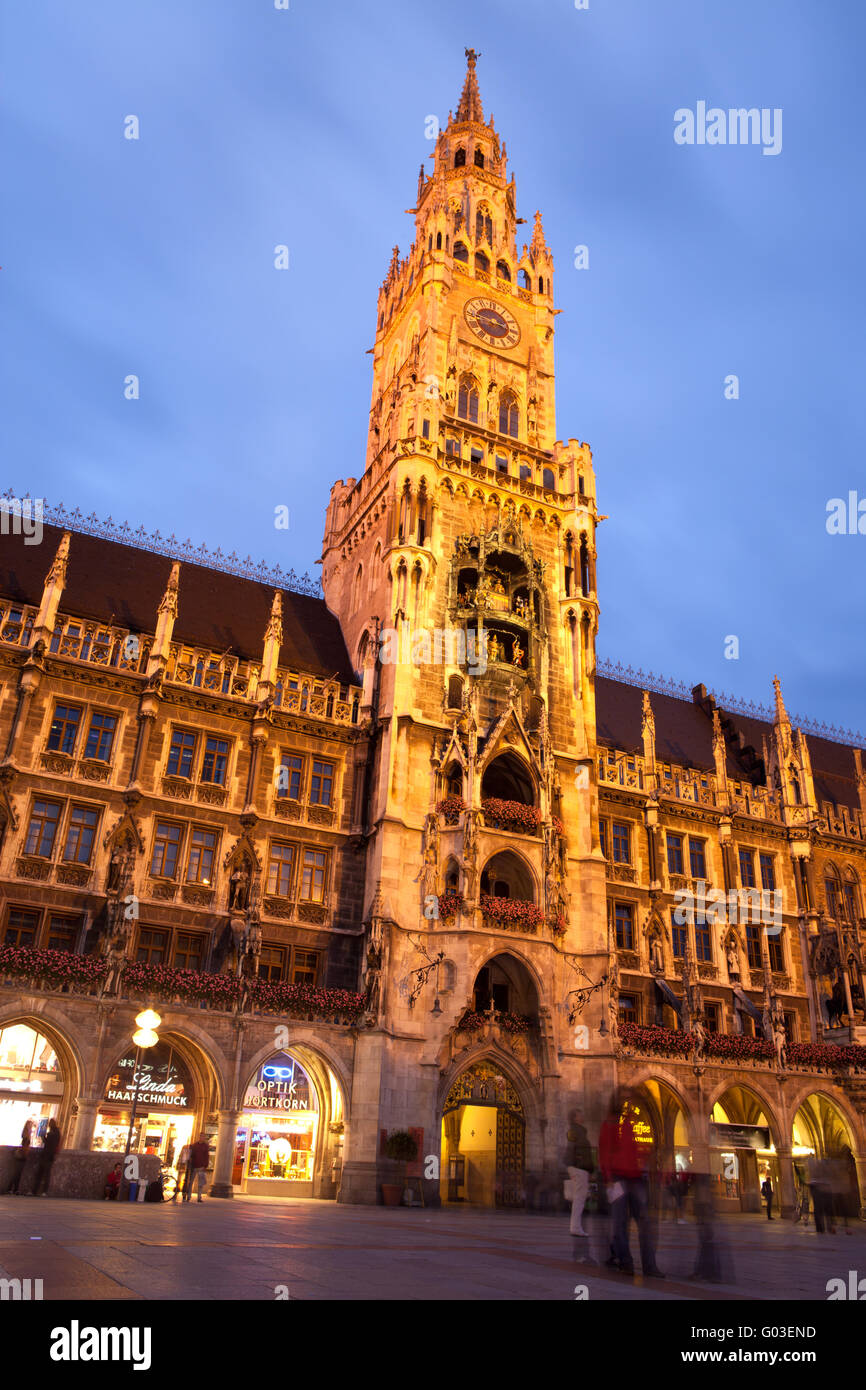 La vista nocturna del ayuntamiento en Marienplatz en Munich Foto de stock