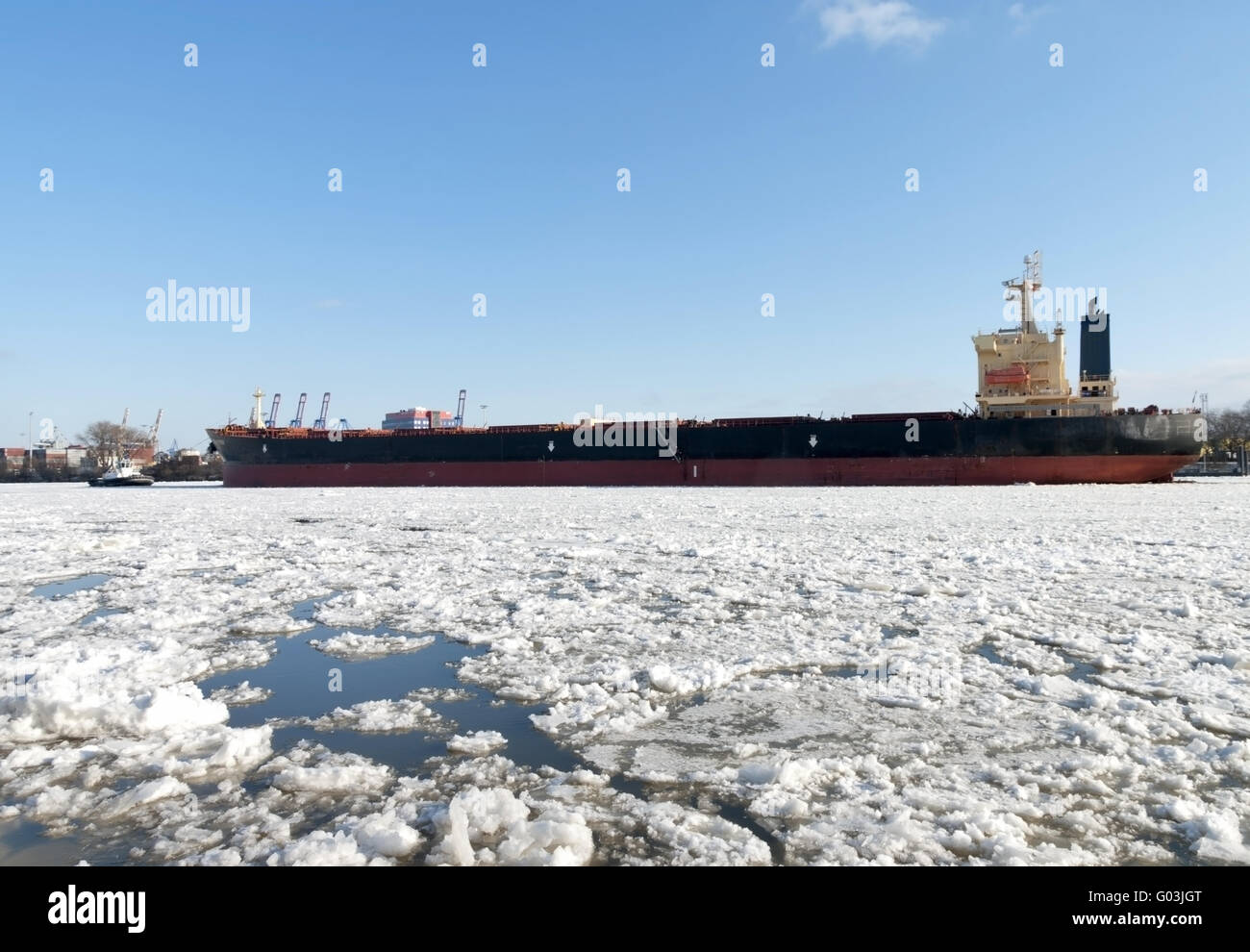 Río de hielo, el tirón y el carguero Foto de stock