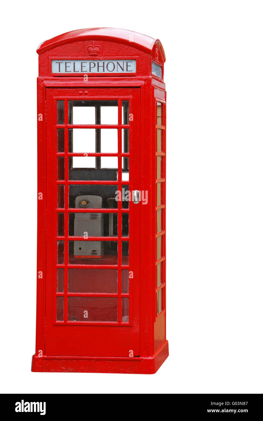 Cabina telefónica británica típica roja aislado sobre fondo blanco. Foto de stock