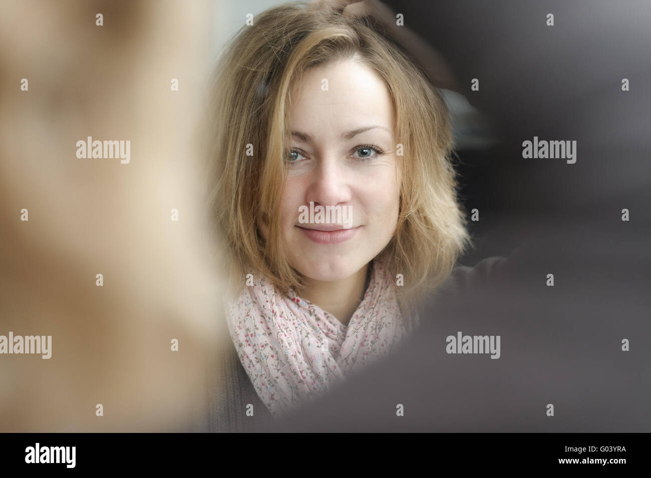 Mujer sonriente con una cámara mirando en el m Foto de stock
