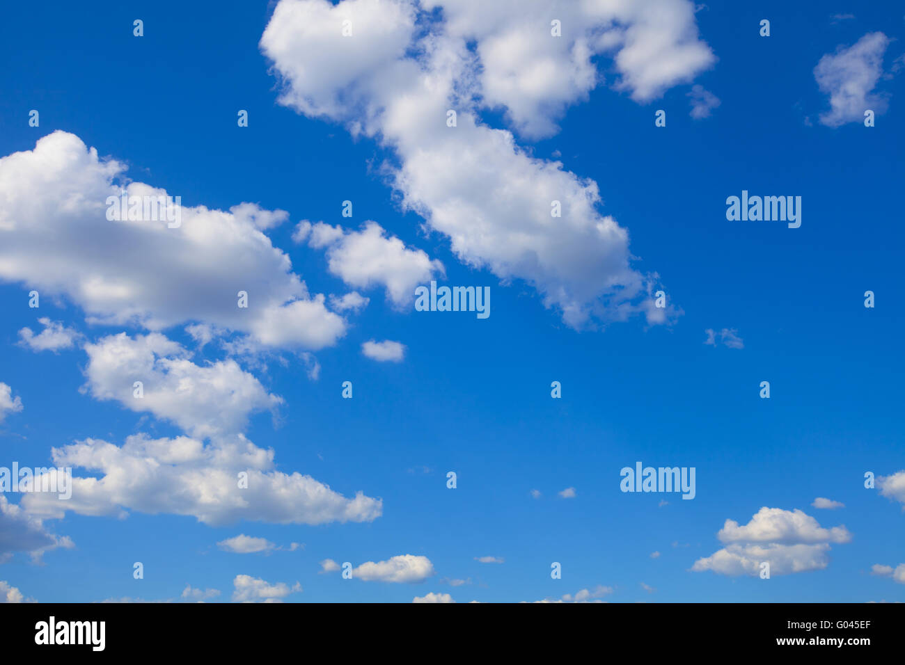 Soleado cielo azul con nubes hinchadas Foto de stock