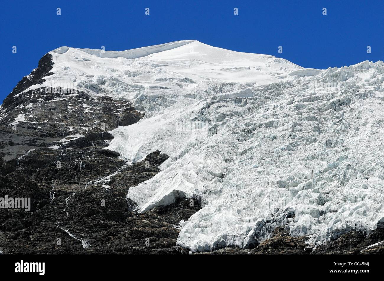Karola glaciar con roca y hielo Tibetano China Foto de stock