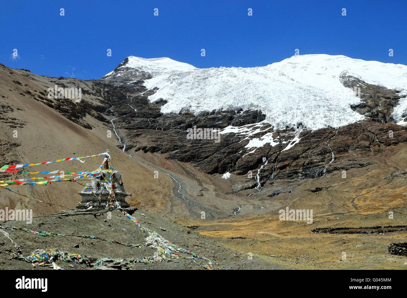 Karola glaciar con stupa y banderas de oración Tibet Foto de stock