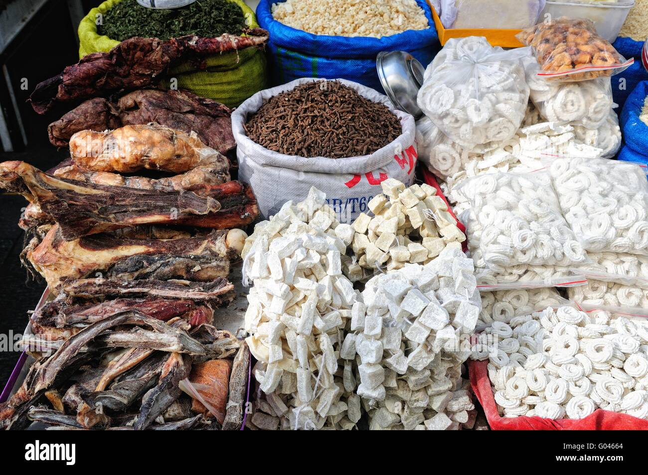 La carne y los huesos secos en el mercado en Lhasa, Tibet Foto de stock