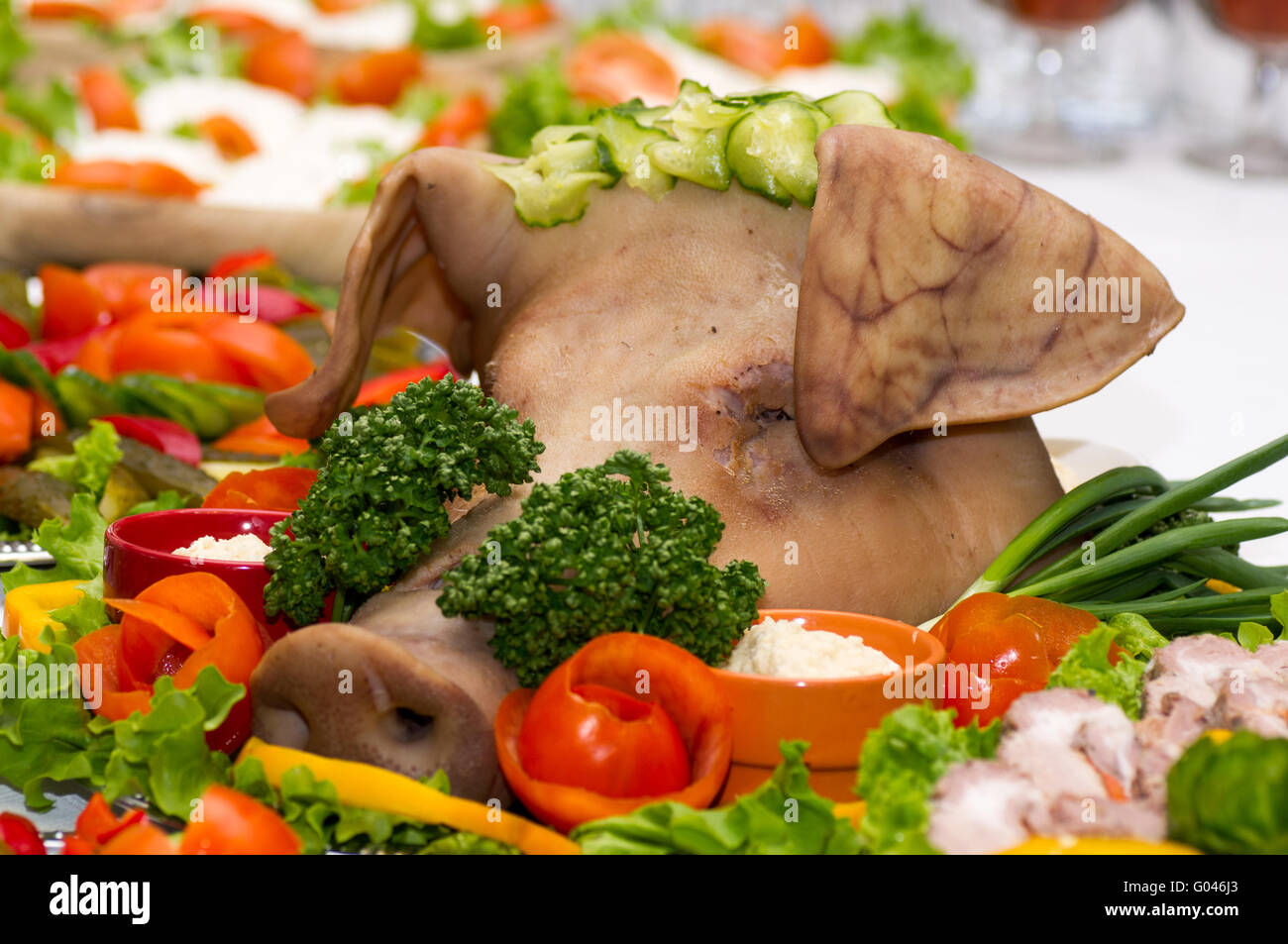 Cochinillo asado en la mesa decorada Fotografía de stock - Alamy