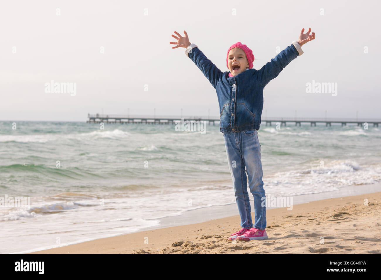 Niña de siete años se alegra la llegada del mar Foto de stock