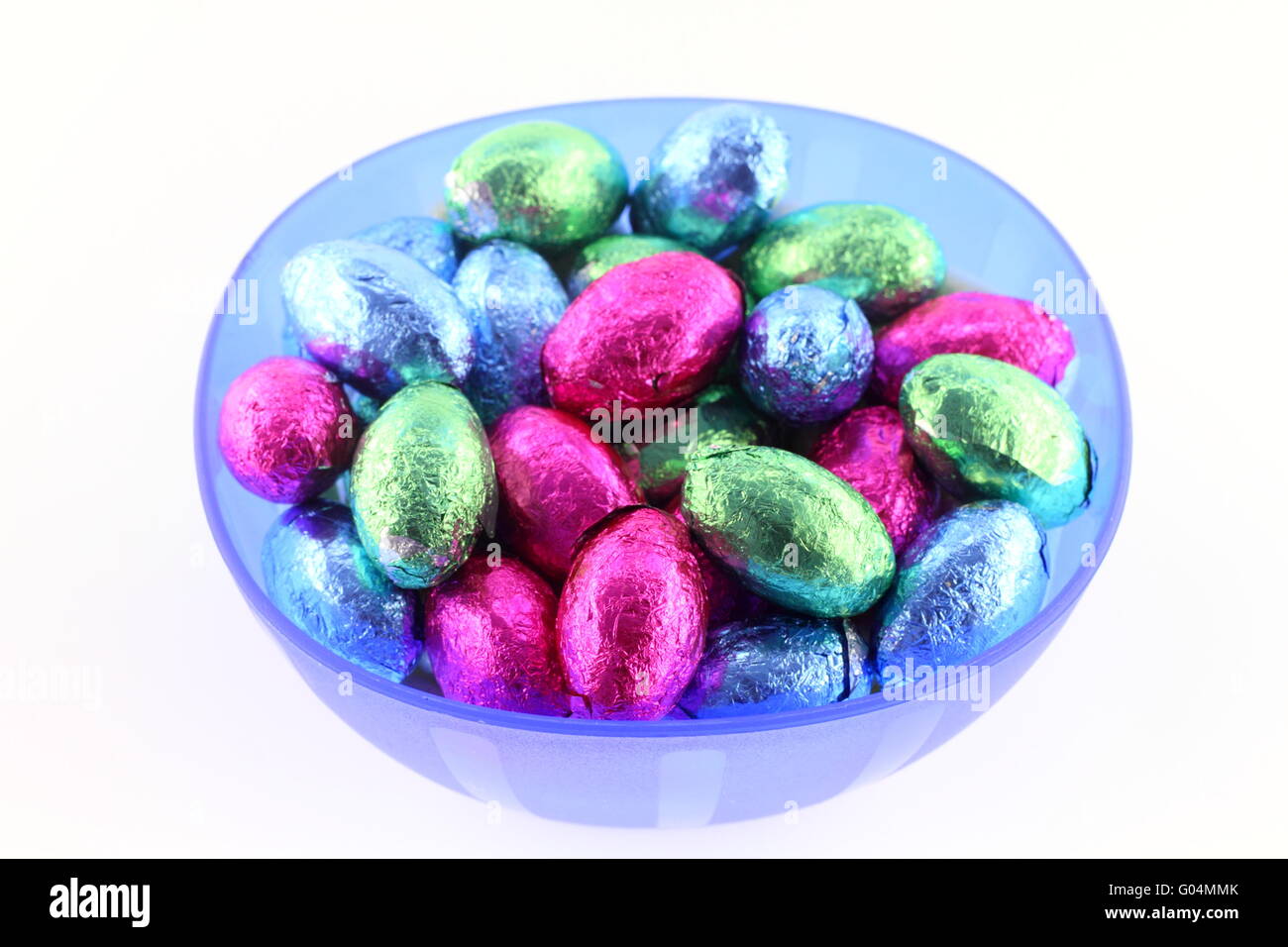Cuenco lleno de azul brillante con forma de huevo de Pascua de chocolate candy Foto de stock