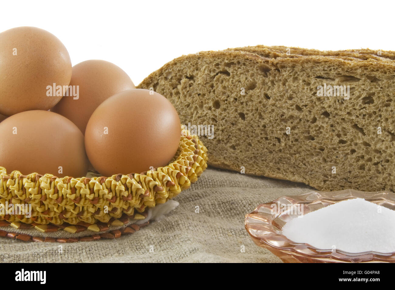 Still life. Productos vegetarianos: pan de centeno de una harina de un  pulido rudo y los huevos wattled recostado en una cesta de paja sobre  Fotografía de stock - Alamy