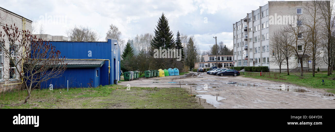 Vilna, Lituania - Abril 23, 2016: El albergue y los botes de basura de la facultad de agricultura de la Universidad de Vilnius en el Berzu (Bi Foto de stock