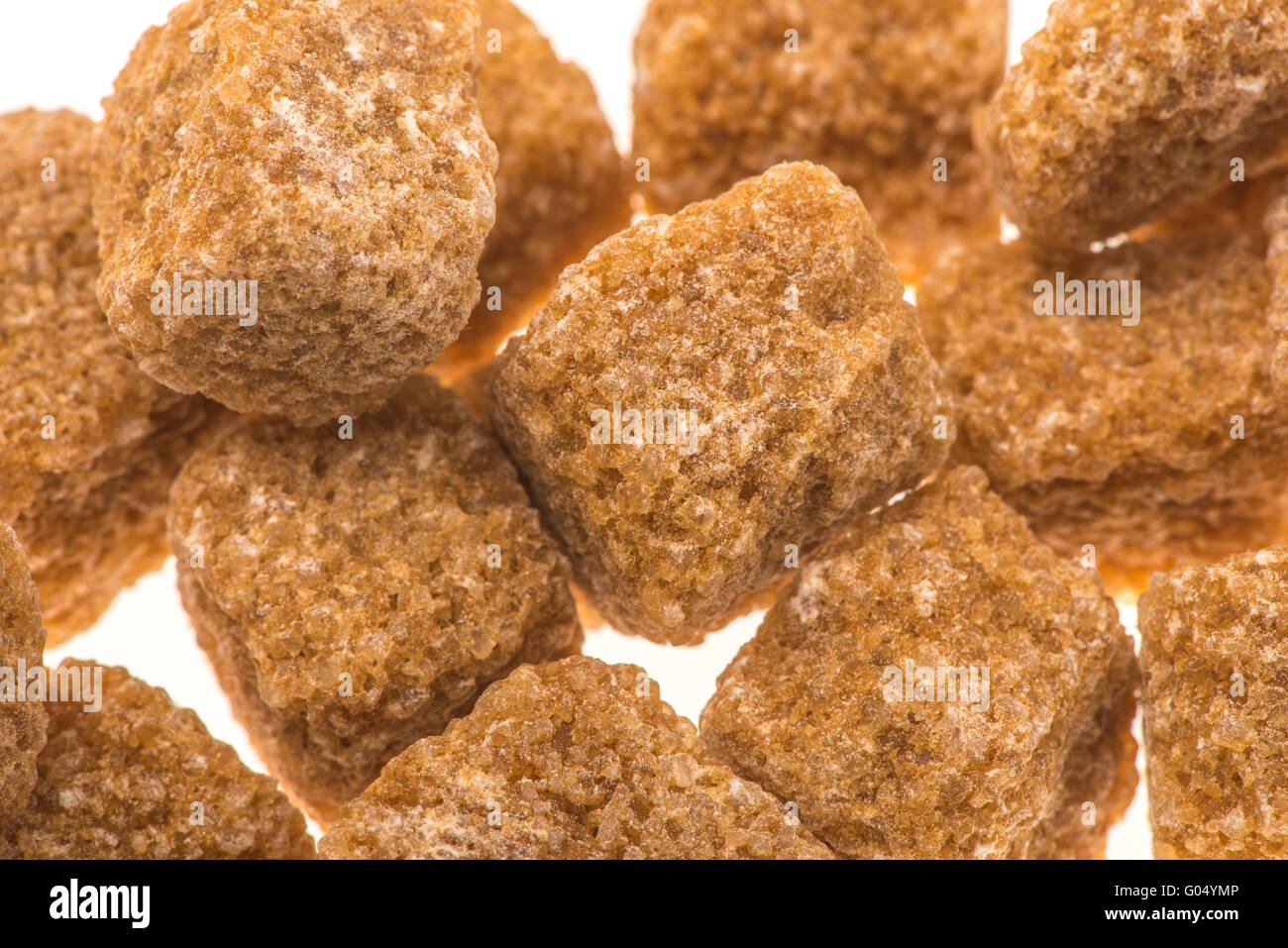 Cubos de azúcar marrón inculto áspero Foto de stock
