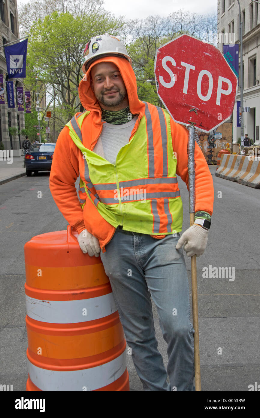Retrato de un trabajador de la construcción de la ciudad de Nueva York vistiendo un chaleco reflectante y casco en Greenwich Village en Manhattan Foto de stock