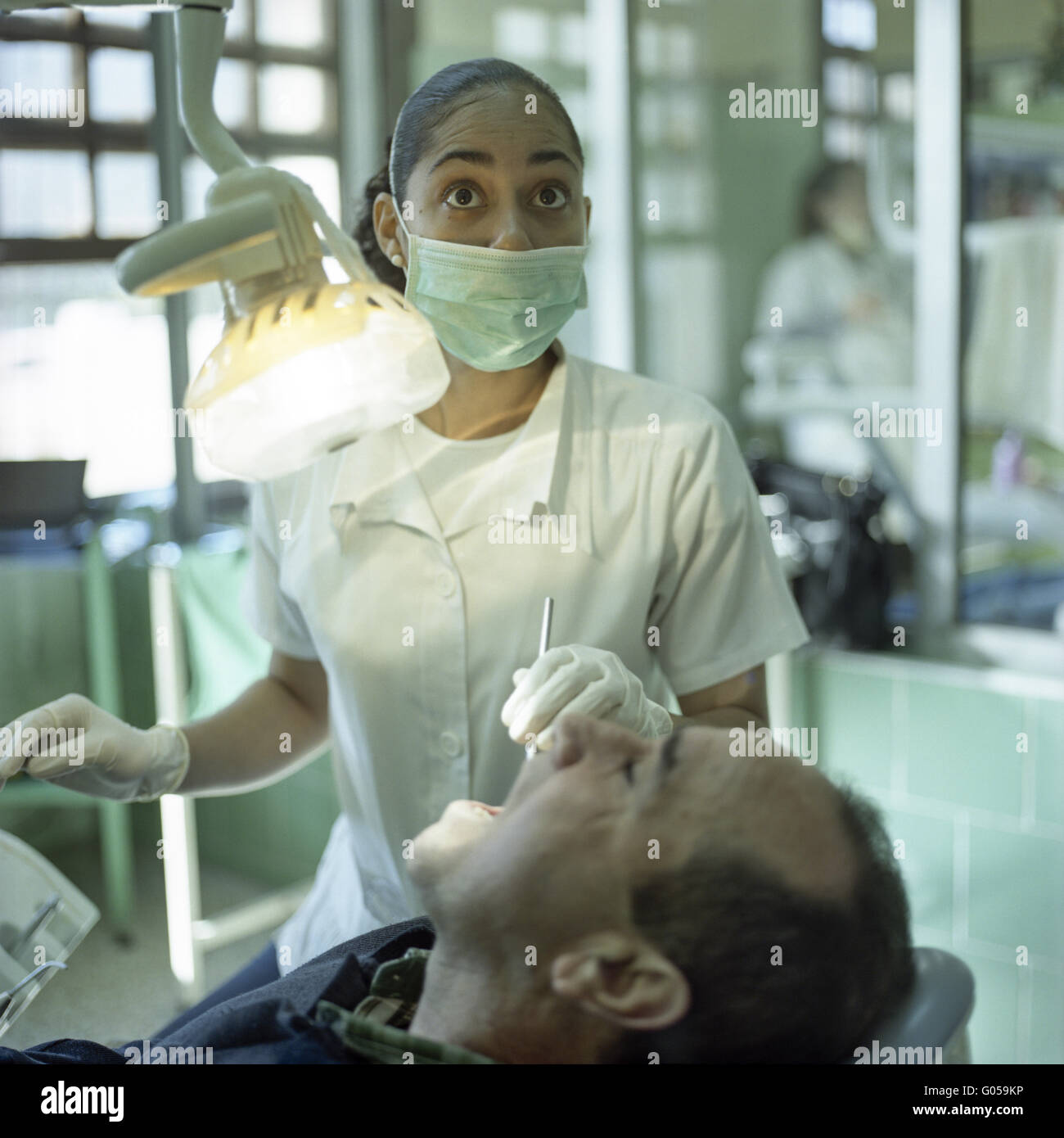 Latina enfermera dental y paciente Foto de stock