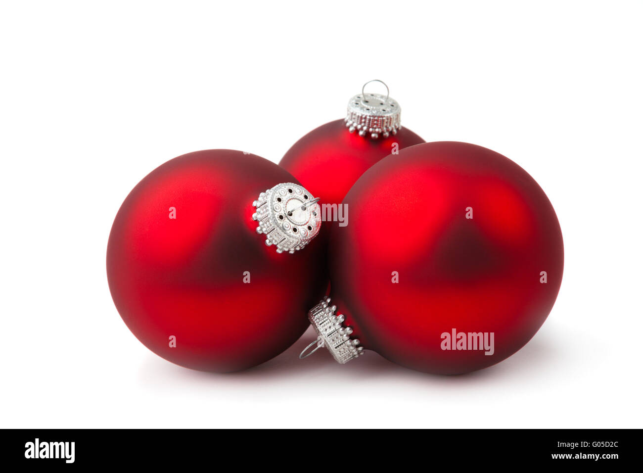 Tres bolas de Navidad aisladas sobre fondo blanco. Foto de stock