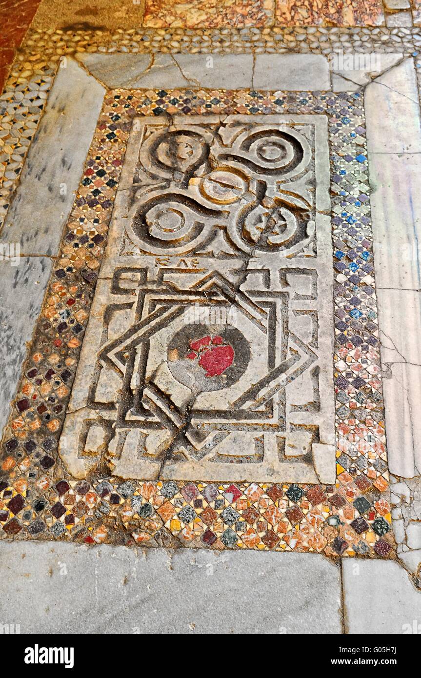 En el piso de mosaicos de piedra de San Nicolás de Myra Foto de stock