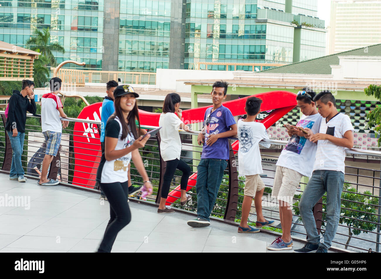 Los adolescentes en la terraza, Ayala Shopping Mall, en la Ciudad de Cebu, Filipinas Foto de stock