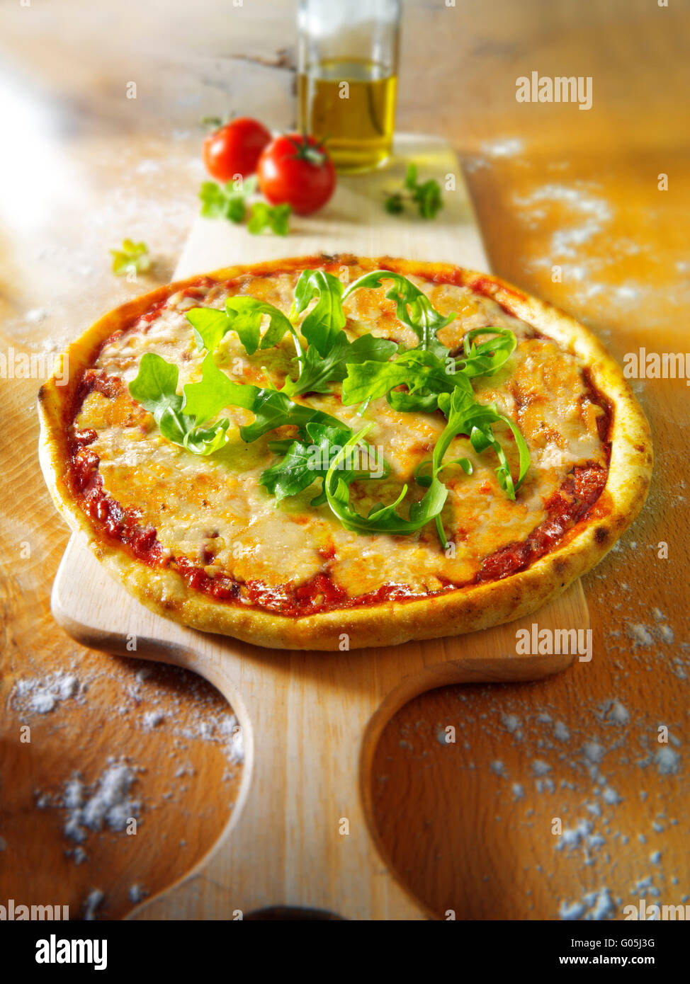Cocinados enteros de queso y tomate Pizza Margherita con rocket Foto de stock