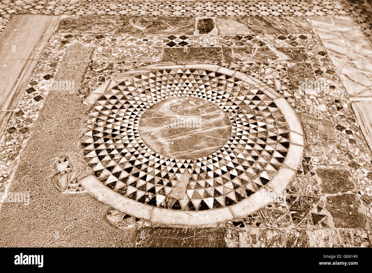 En el piso de mosaicos de piedra de San Nicolás en Demre Foto de stock