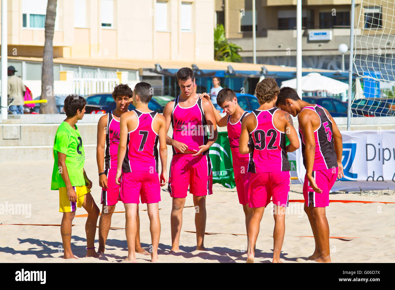 Partido de la 19ª Liga de balonmano playa, Cádiz Foto de stock