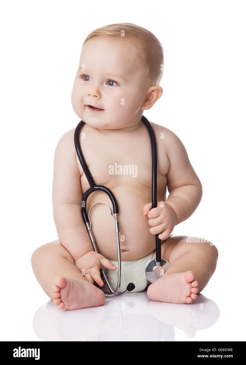Dulce bebé con un estetoscopio sobre un fondo blanco. Foto de stock