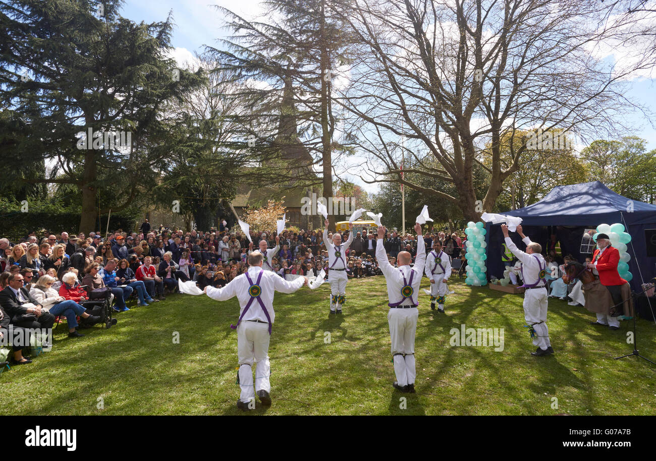 Banstead, Surrey, Reino Unido. El 30 de abril, 2016. El East Surrey Morris Men realice en el Banstead Mayo Fayre. Banstead, Surrey, Reino Unido. El 30 de abril de 2016 Créditos: Edward Webb/Alamy Live News Foto de stock