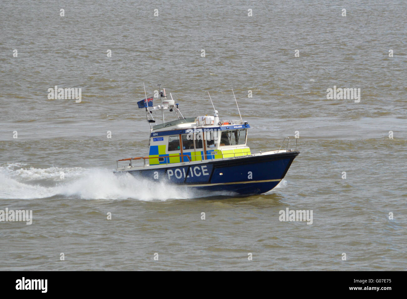 Se reunió la Policía Policía Marina barco Unidad de Sir Robert Peel II MP4  subiendo por el Támesis en Londres, Gran Bretaña Fotografía de stock - Alamy