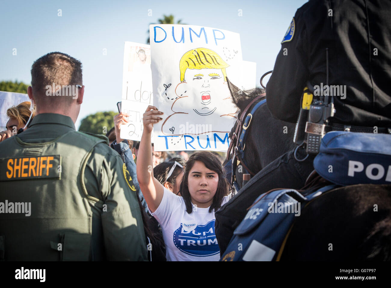 Donald Trump contra manifestantes en un mitin de campaña, Trump en California. Foto de stock