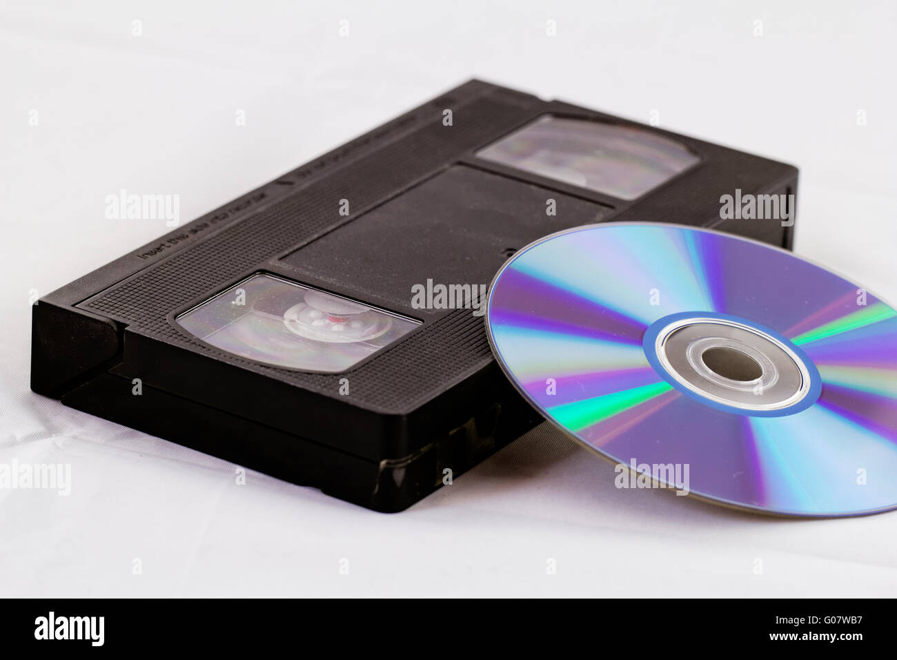 Cinta de vídeo VHS y DVD (disco digital analógica) sobre fondo blanco  Fotografía de stock - Alamy