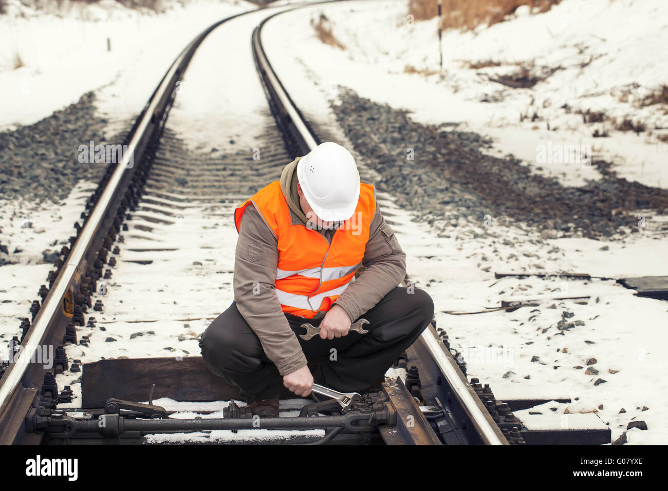 Trabajador ferroviario con llave ajustable en el nad Foto de stock