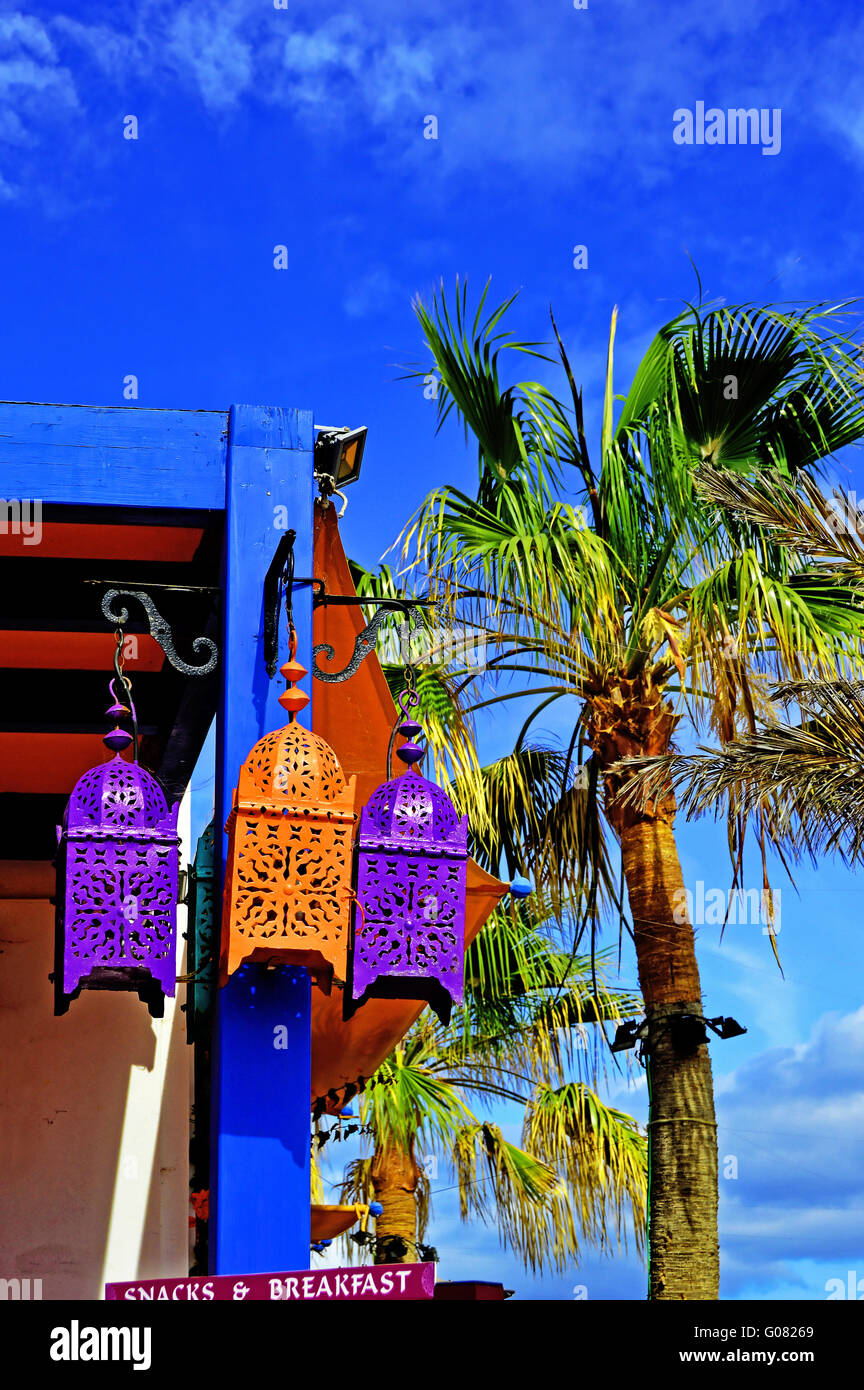 Lanzarote Puerto del Carmen café B&B cielo azul magenta palmera linternas  Fotografía de stock - Alamy