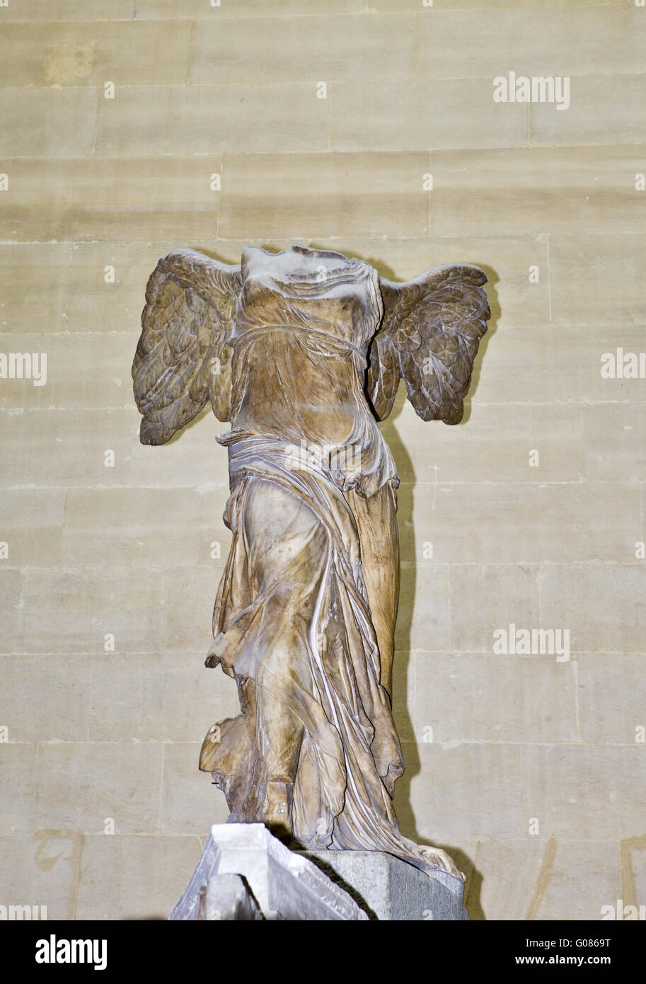 El Louvre, la escultura de la diosa Victoria Alada o vic Fotografía de  stock - Alamy