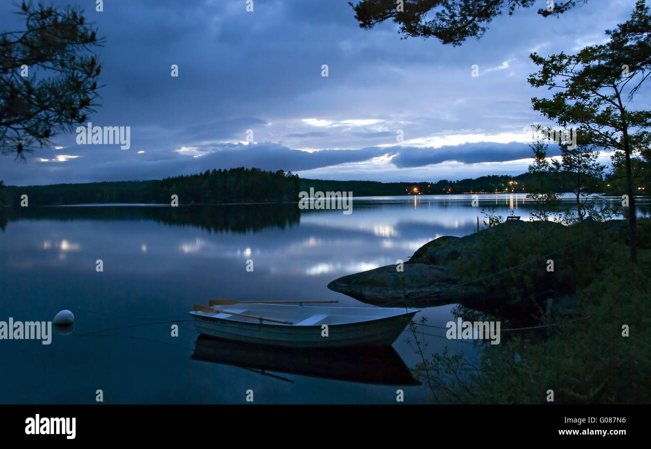Virserumssjoen lago con botes a medianoche Foto de stock