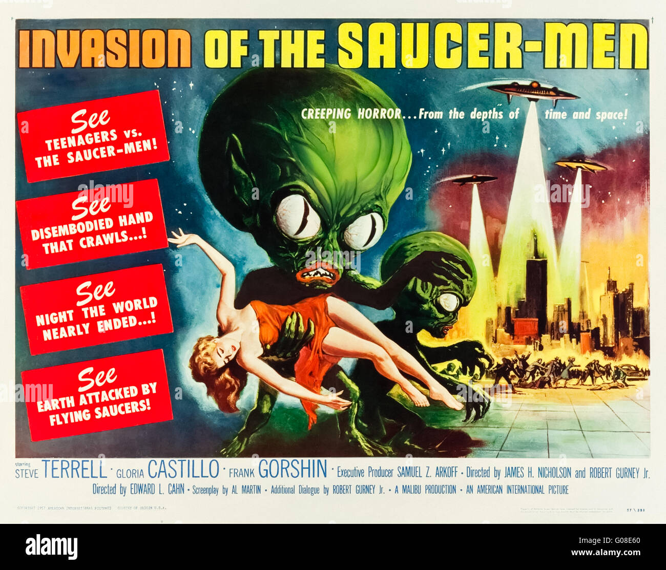 Invasion of the Saucer-Men (1957) dirigida por Edward L. Cahn y protagonizada por Steven Terrell, Gloria Castillo y Frank Gorshin. Los alienígenas van en el alboroto después de que uno de sus números es runover. Fotografía de lino original totalmente restaurado respaldó el cartel de media hoja de EE.UU. Con obras de arte de Albert Kallis. ***SOLO USO EDITORIAL*** Crédito: BFA / American International Pictures Foto de stock