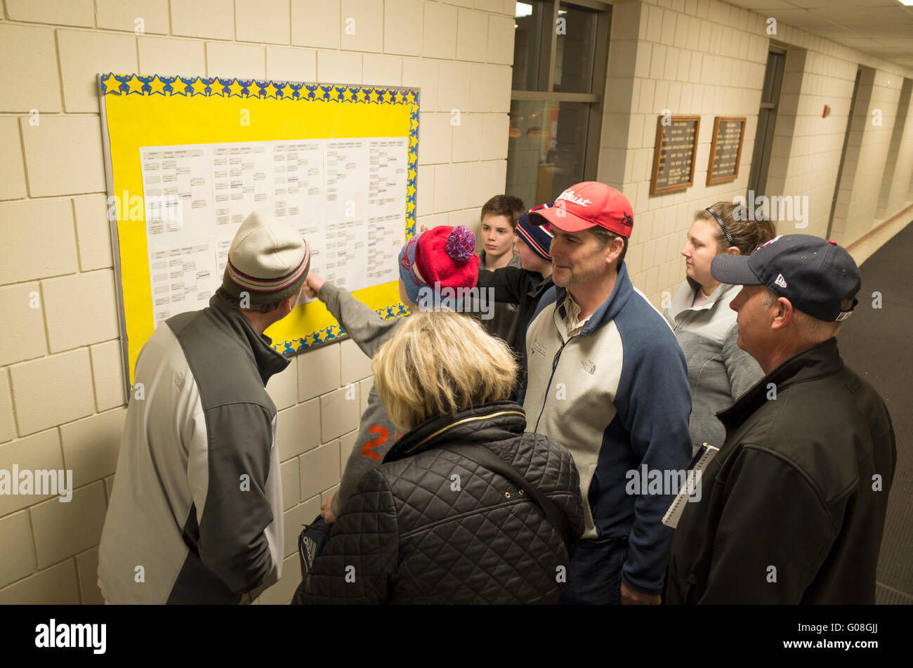Padres y jugadores se reunieron alrededor de la escuadra de torneo win-loss jugando horario. St Paul MN Minnesota EE.UU. Foto de stock