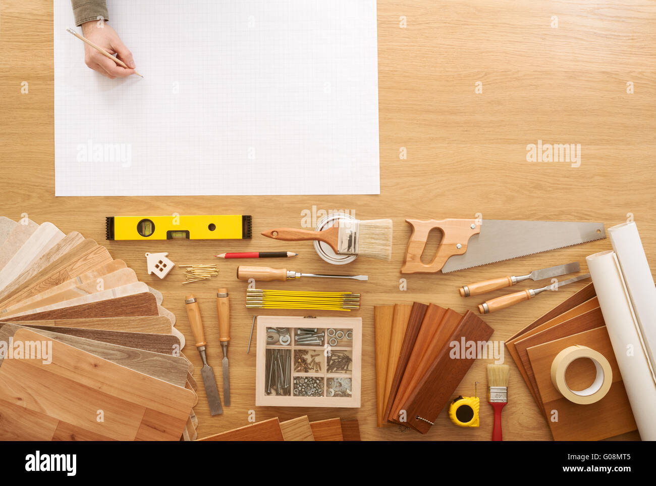 Hombre de esbozar un proyecto de bricolaje en una mesa de trabajo con  herramientas de construcción vista desde arriba, la afición y la artesanía  concepto Fotografía de stock - Alamy