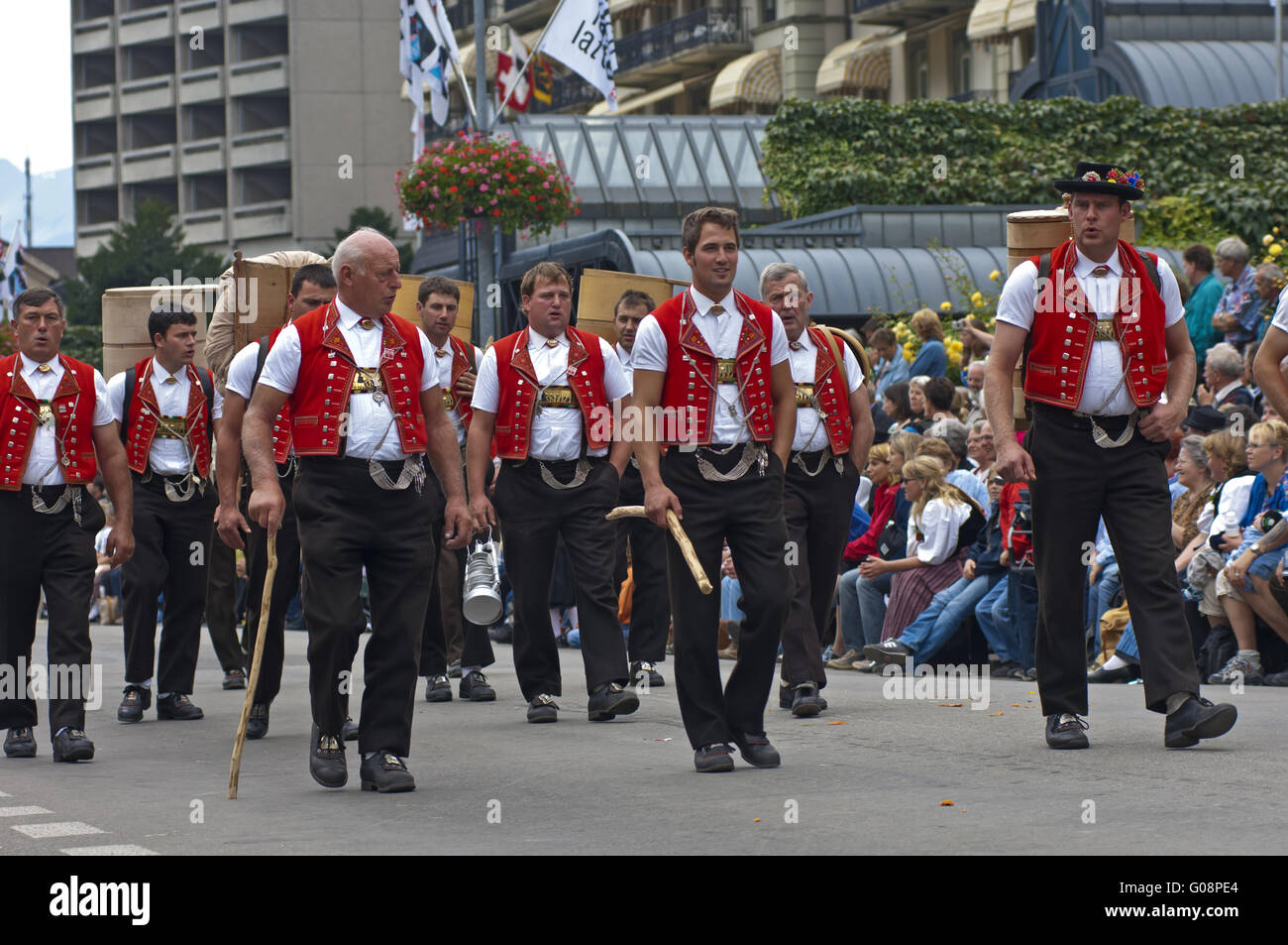 Grupo de hombres en trajes tradicionales suizos Foto de stock