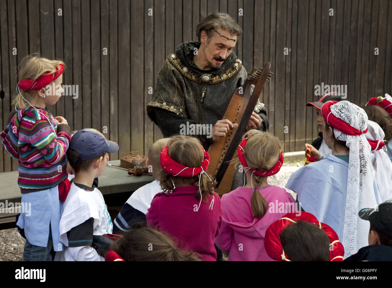 Músico medieval con niños el castillo de Altena Foto de stock