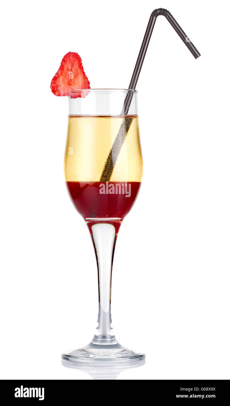 Cóctel de alcohol en rodajas con fresa aislado en blanco Foto de stock