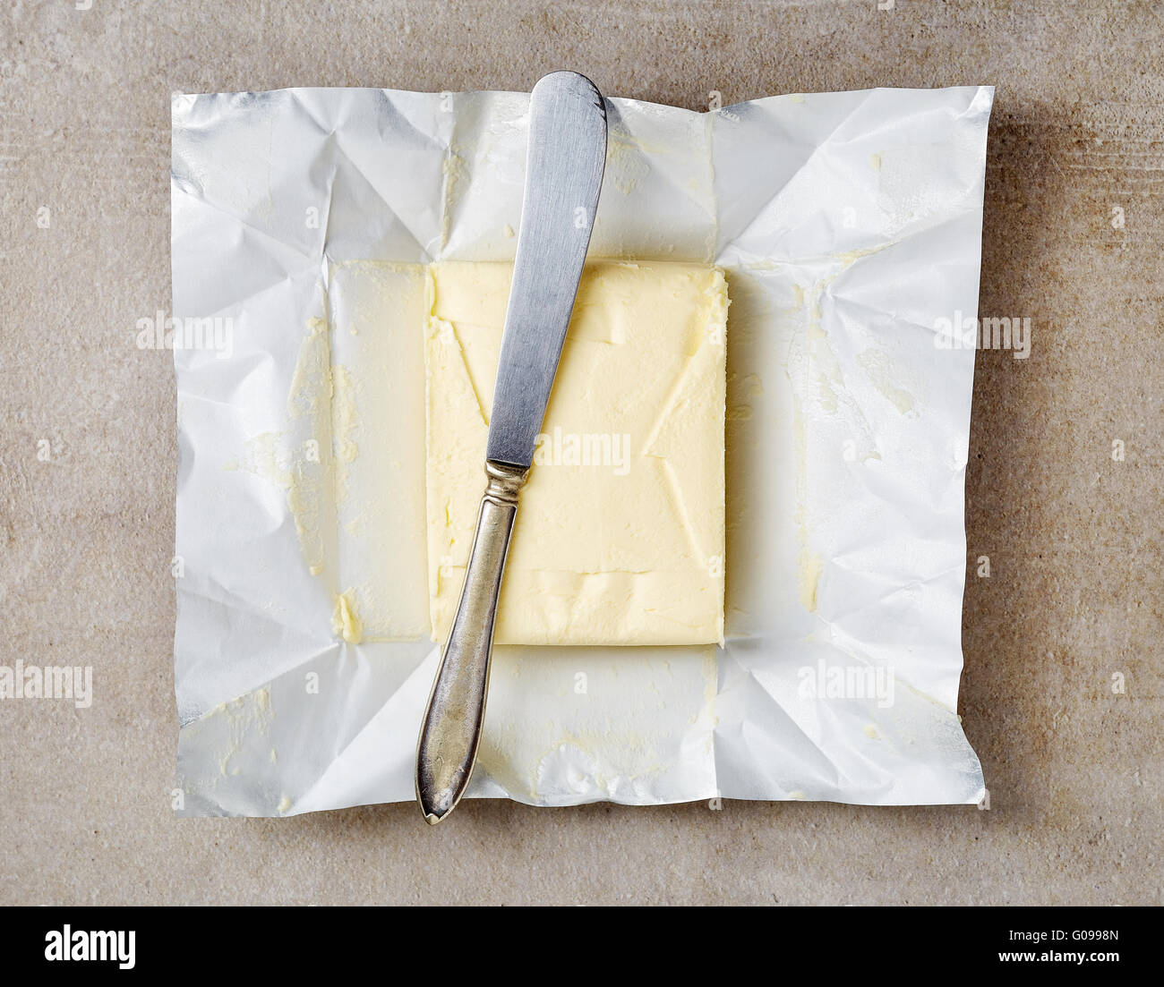 Paquete de mantequilla con un cuchillo, vista superior Foto de stock