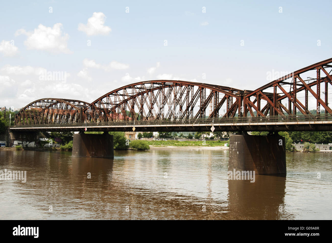 Puente de ferrocarril en Vyton, Praga - República Checa Foto de stock
