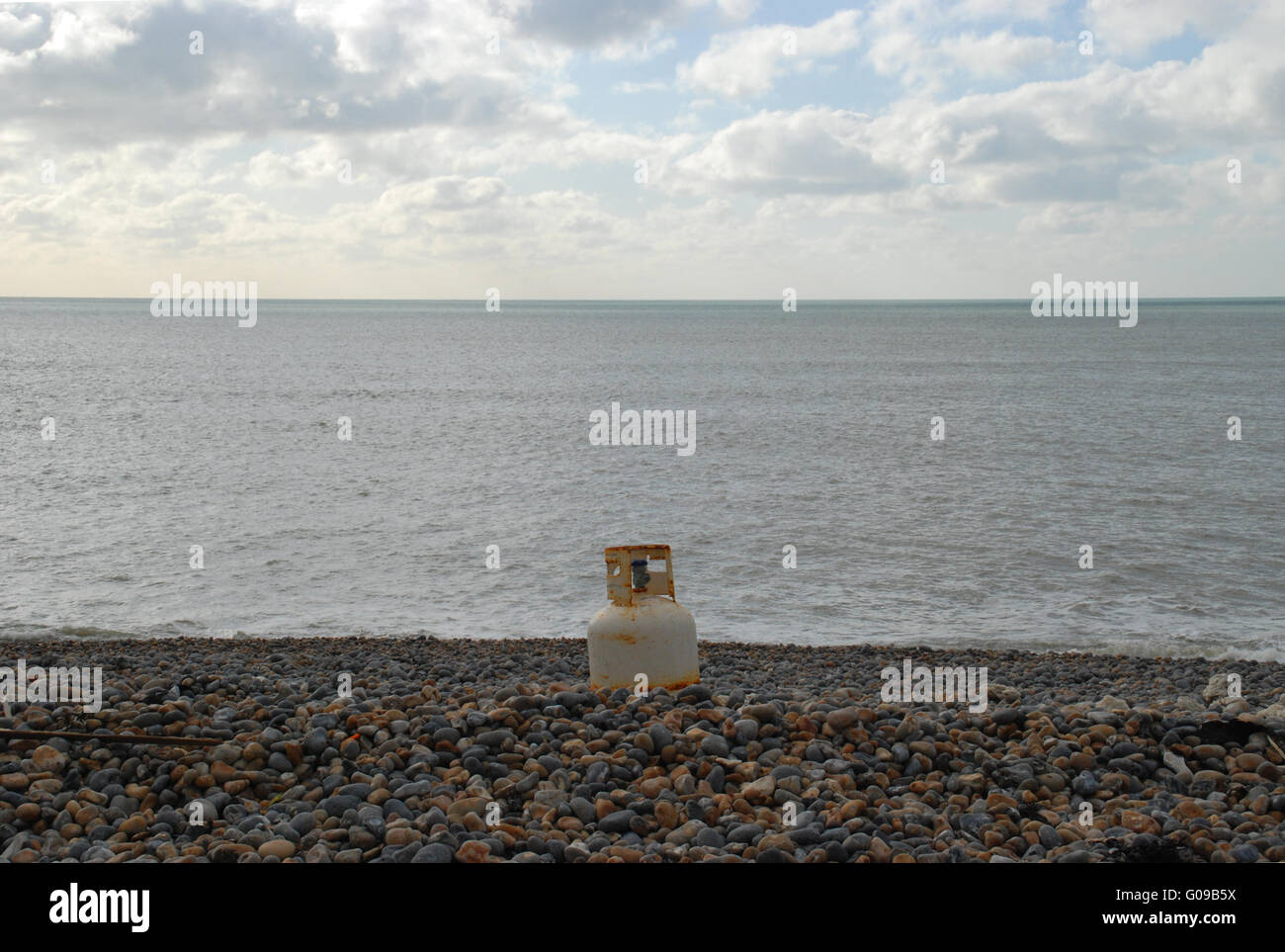 Suciedad, basura, contenedor de gas a la izquierda en Brighton Beach Foto de stock