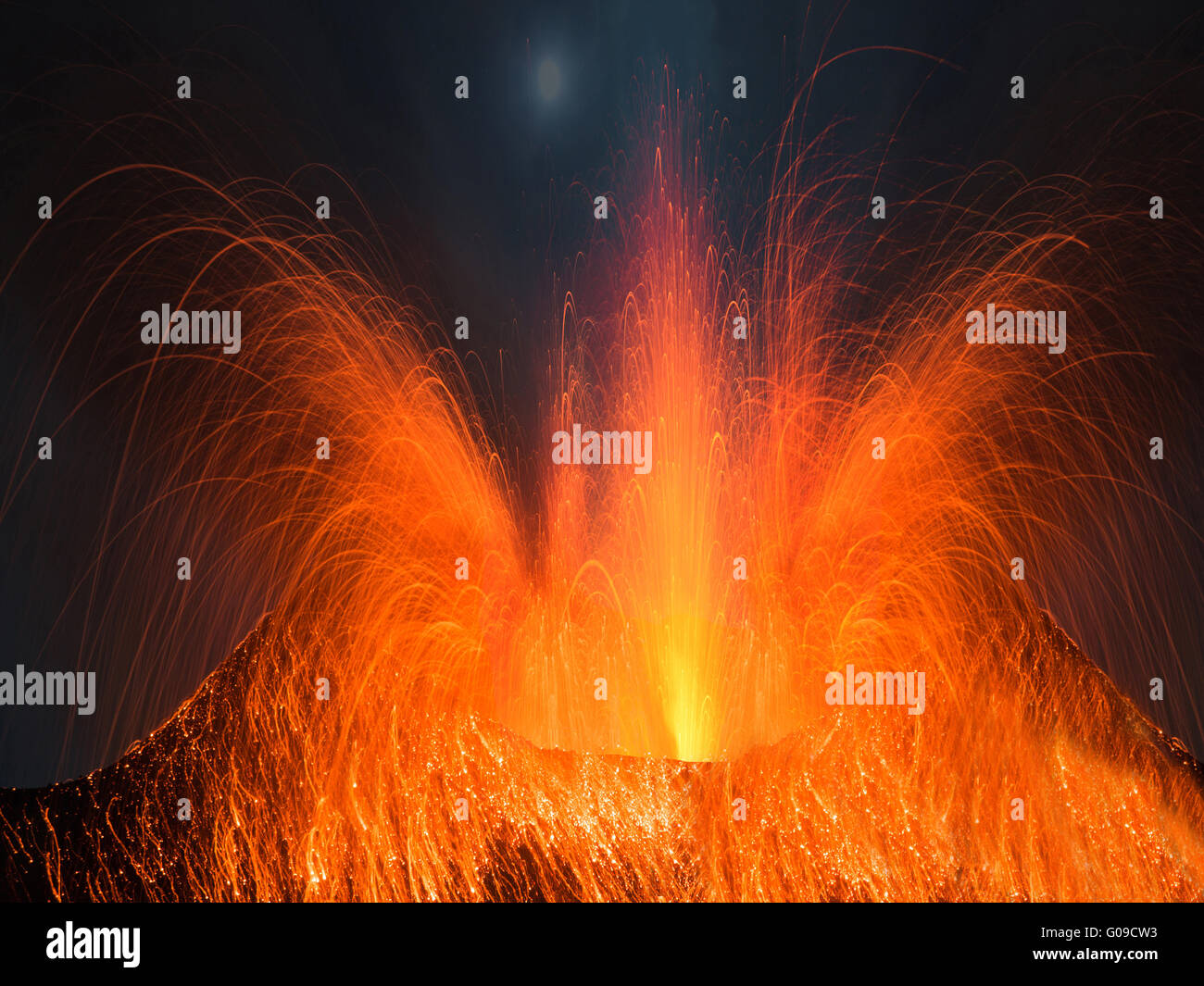 Volcán Stromboli en erupción en la noche Foto de stock
