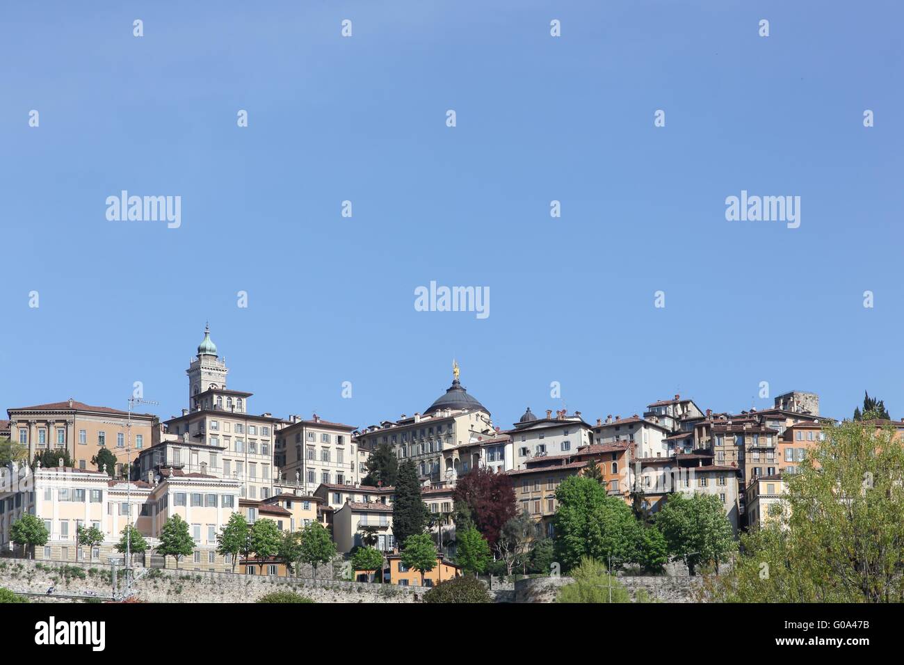Vista de la parte alta de la ciudad de Bérgamo, Italia Foto de stock