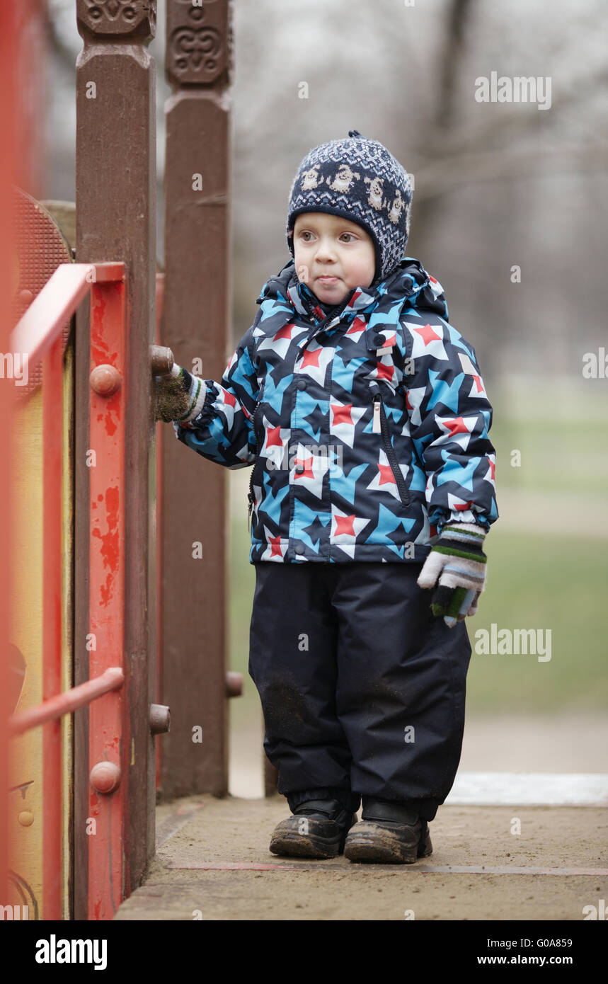 Niño pequeño vestido para el clima frío fotografías e imágenes de alta  resolución - Alamy