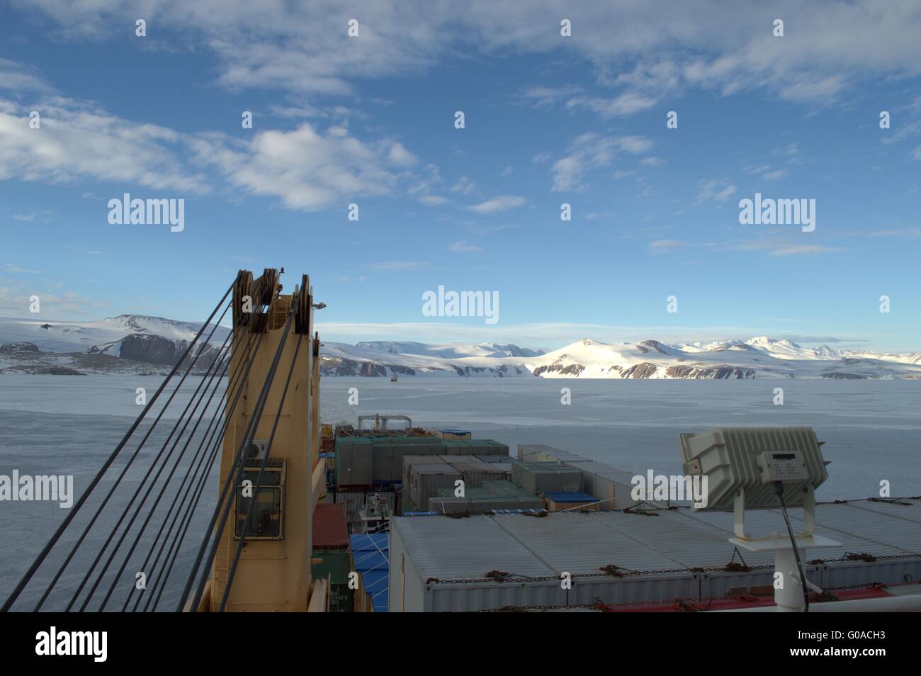 Barco de transporte y en el mar de la Antártida Foto de stock