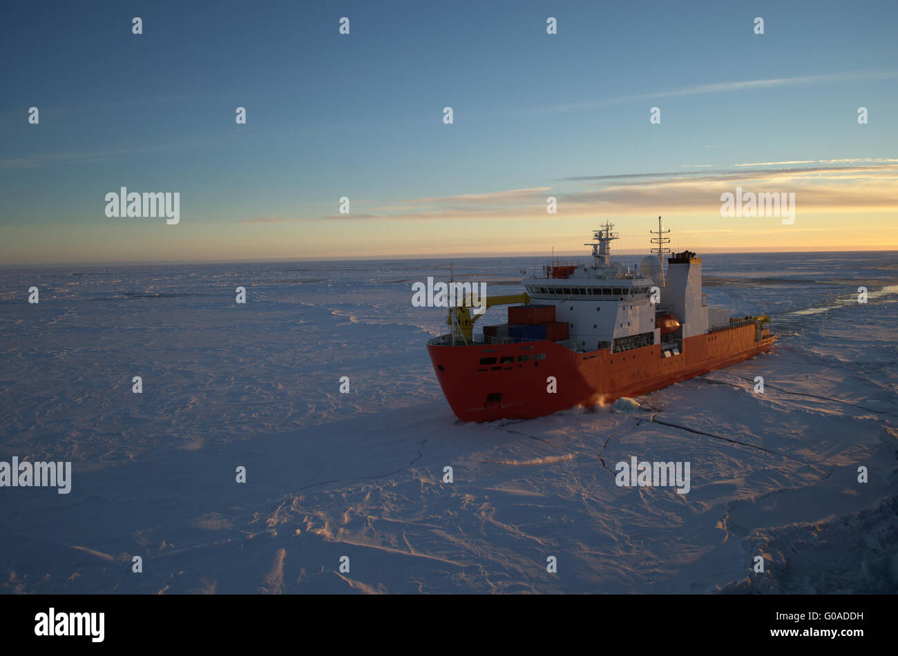 Barco rompehielos en el mar de la Antártida Foto de stock