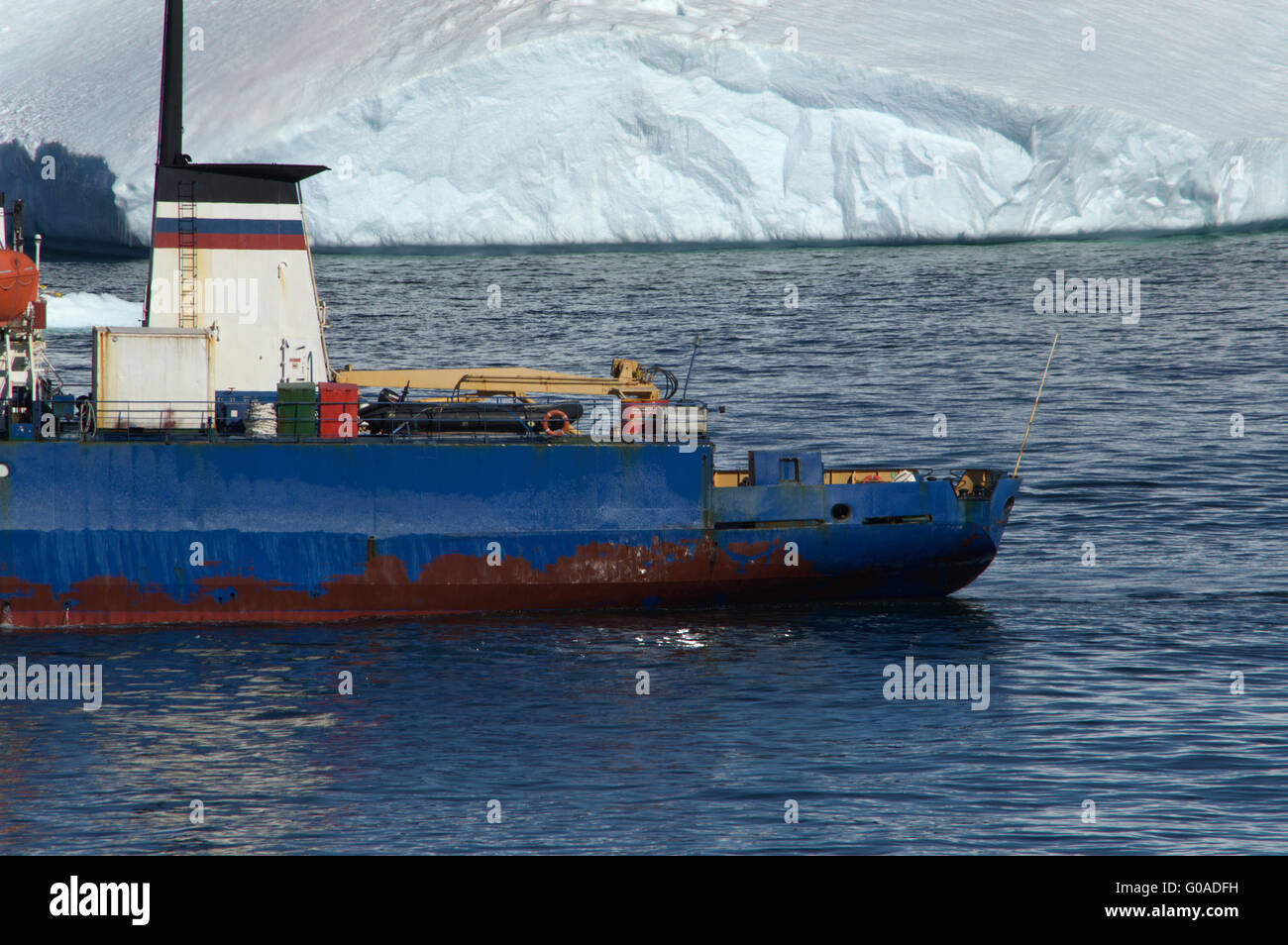 Antiguo buque ruso en el mar de la Antártida Foto de stock