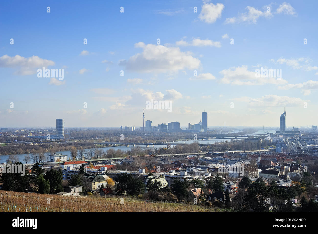 Vistas de Viena por el Danubio desde el norte con n Foto de stock