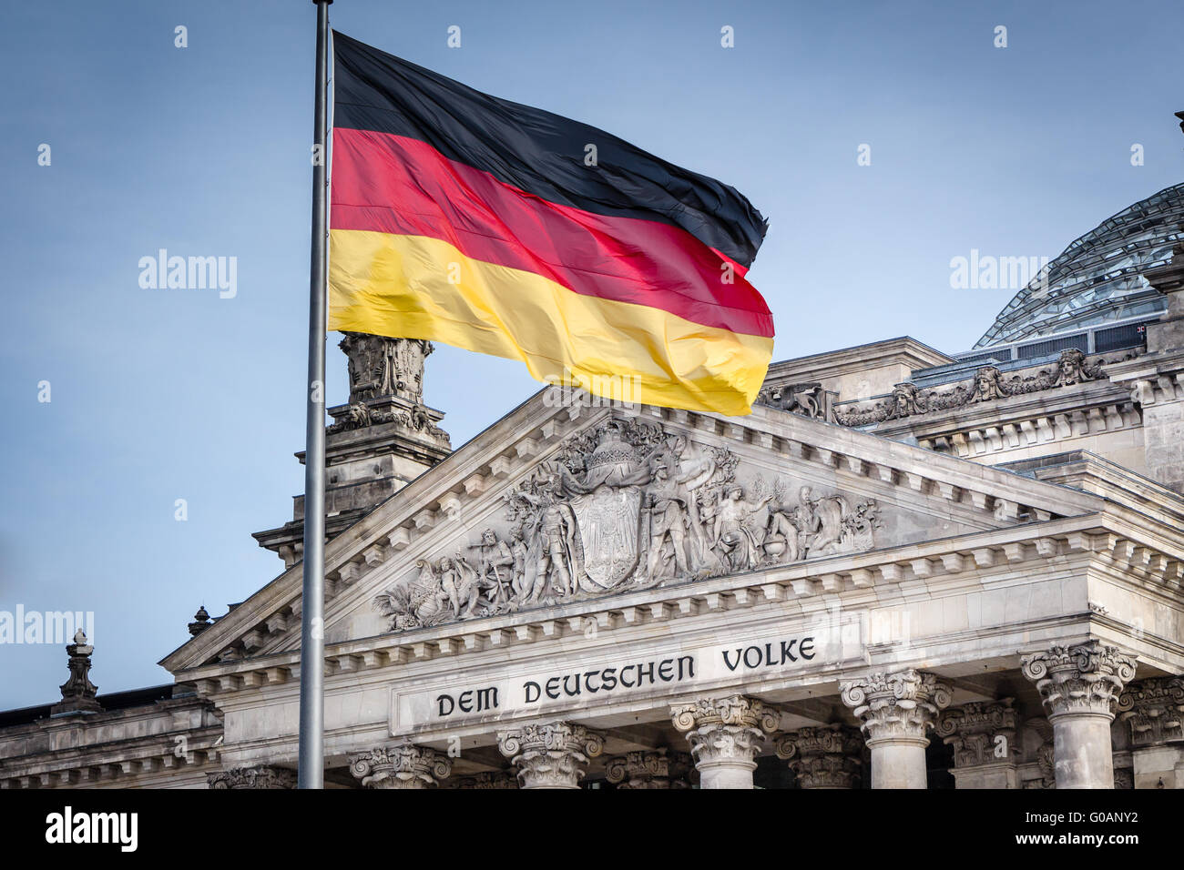 Bandera Alemana en frente del parlamento alemán (Bundestag) Foto de stock